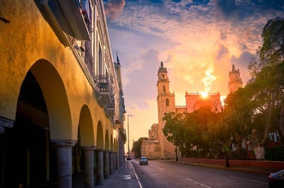 Explora los Barrios Emblemáticos del Centro de Mérida.